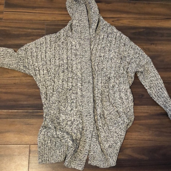 Very good quality sweater with pockets and a hood - Picture 1 of 2